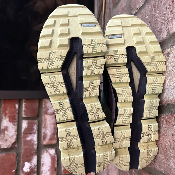 On womens Cloudtrax hiking shoes, size 9.5, preowned,excellent condition - Picture 8 of 9